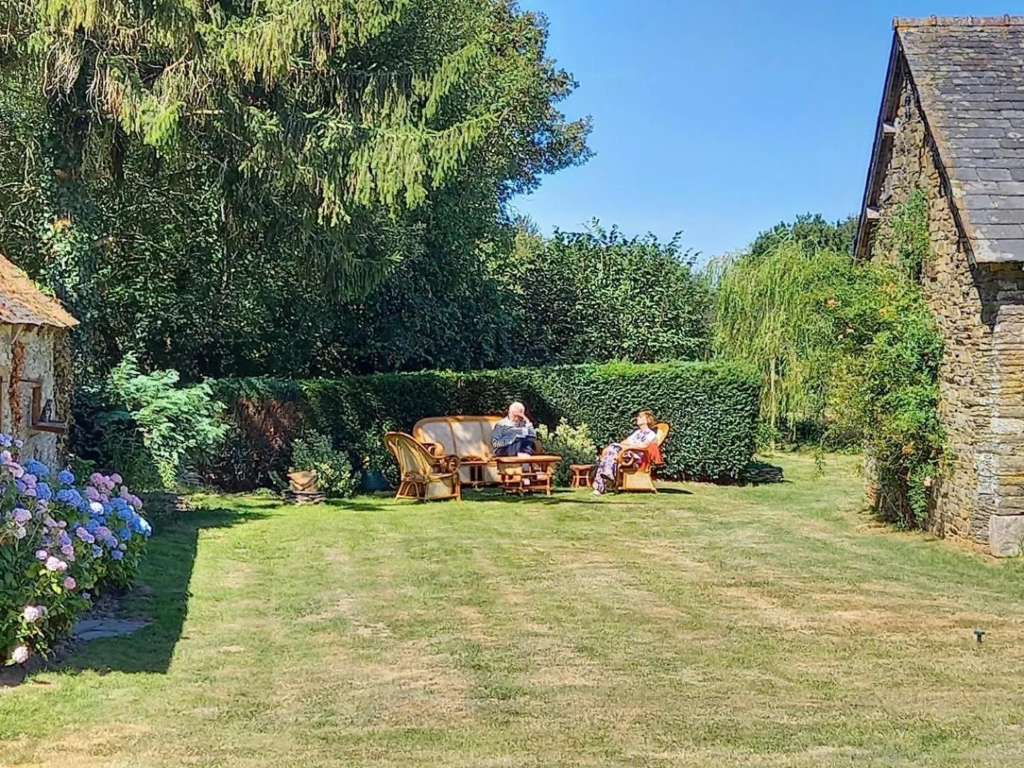 Le Parfum Des Fleurs Bed and Breakfast Plussulien Bed & Breakfast